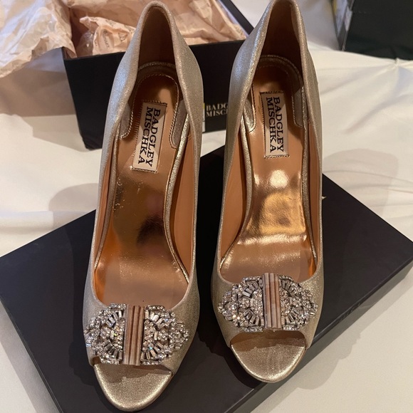 BADGLEY MISCHKA DAVIDA II GOLD SATIN SHOES SZ 71/2 - Picture 1 of 8